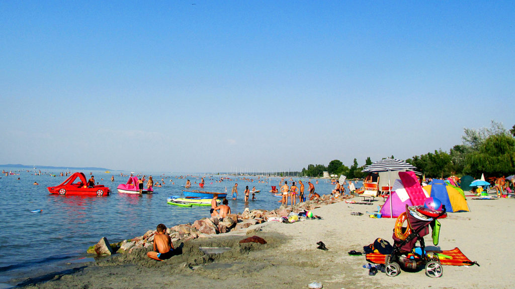 Több tucat apartman közül választhat, ha a Balaton partján élvezné a nyarat